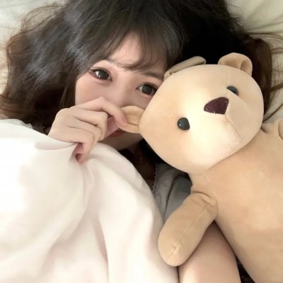 她背后的那双手